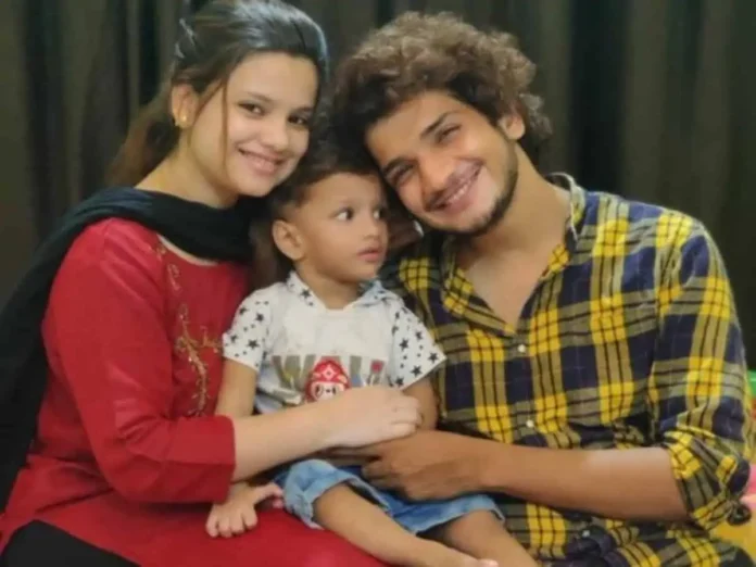 Munawar Faruqui with his wife and kid (Twitter)