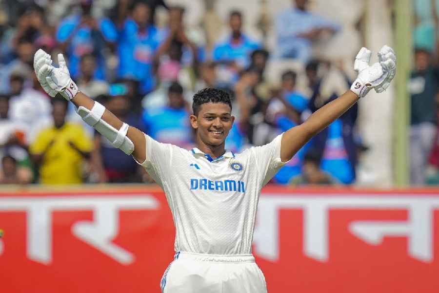 Yashasvi Jaiswal Shines on Day 1 as India Scores 336/6 against England